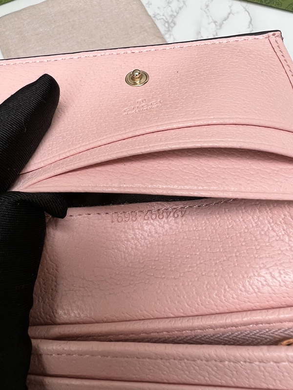 グッチ財布コピー着用イメージ